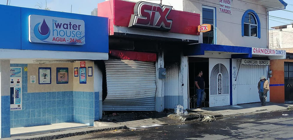 En Morelia, negocio de venta de cerveza es consumido por el fuego
