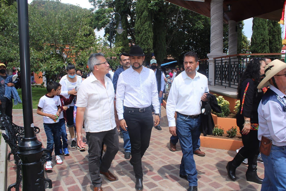 Asiste Octavio Ocampo a la feria regional de Jeráhuaro
