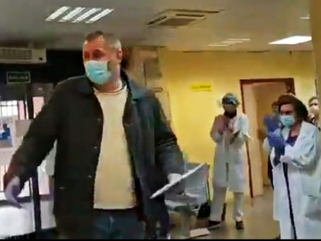 Así reciben médicos a taxista que los traslada gratis por Covid-19 (+Video)