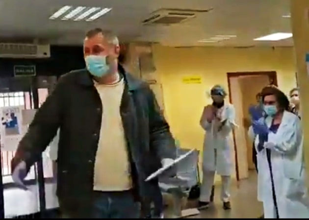 Así reciben médicos a taxista que los traslada gratis por Covid-19 (+Video)