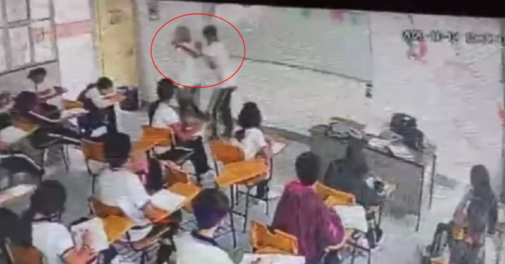 Video fuerte: Alumno de secundaria APUÑALA a su maestra en pleno salón de clases 