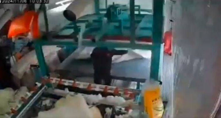 IMÁGENES FUERTES: Trabajador es aplastado por una prensa industrial y sobrevive de milagro