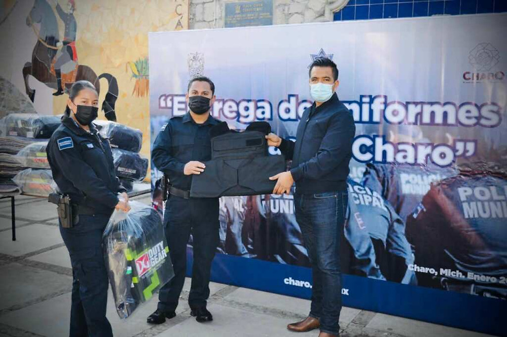 Entrega Chava Cortés uniformes a Policía Municipal y Protección Civil de Charo