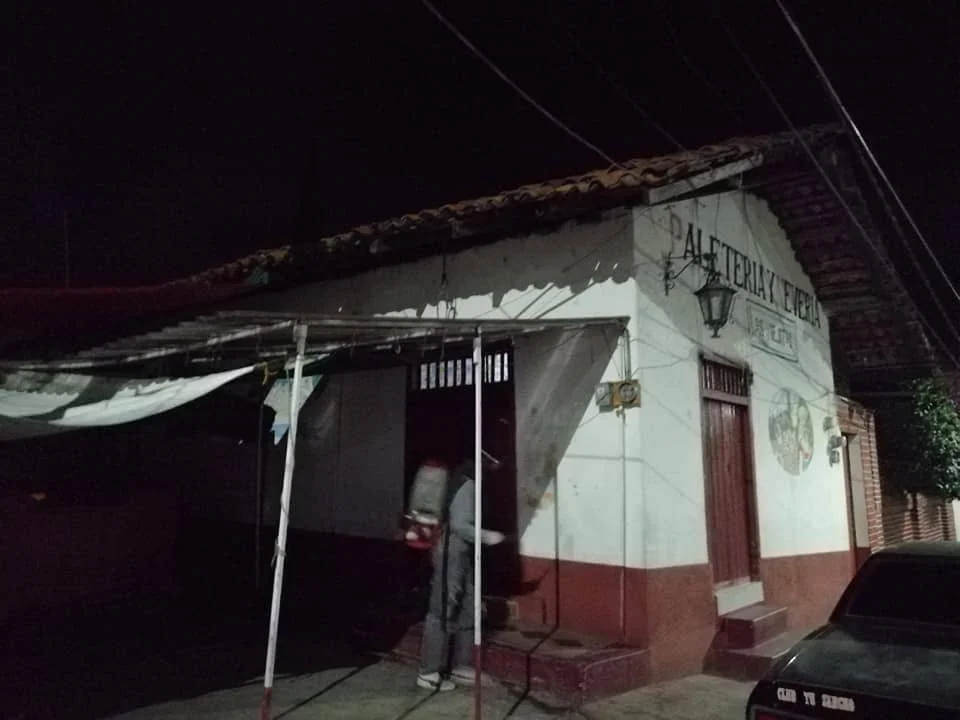 Ciudadanos de Senguio se organizan y sanitizan espacios públicos para prevenir el COVID-19
