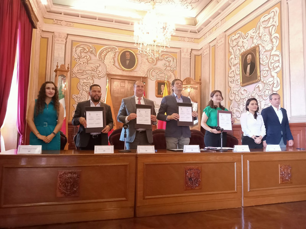 Firma Alfonso Martínez convenio con CEDH para la construcción de la paz