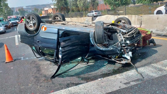 Auto se voltea en la carretera Morelia-Salamanca