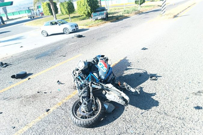 Motociclista empleado de gobierno, pierde la vida tras ser atropellado por una camioneta en Charo