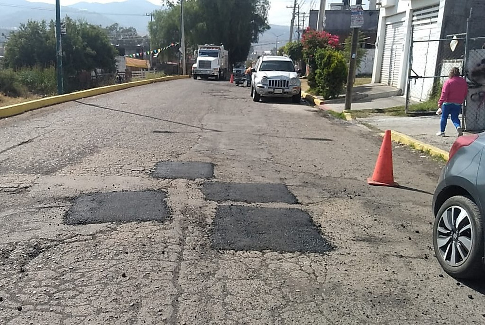 Gobierno Municipal atienda con bacheo caminos rurales
