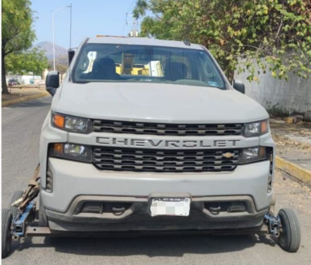 Michoacán: Aseguran a mujer extranjera en posesión de fusil, en Apatzingán
