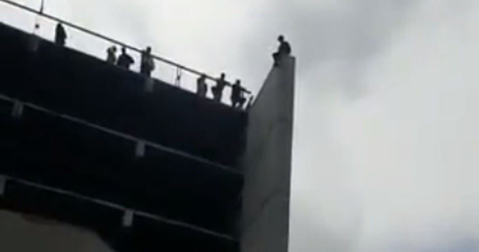 Hombre se suicida frente a rescatistas en plaza comercial de Jalisco