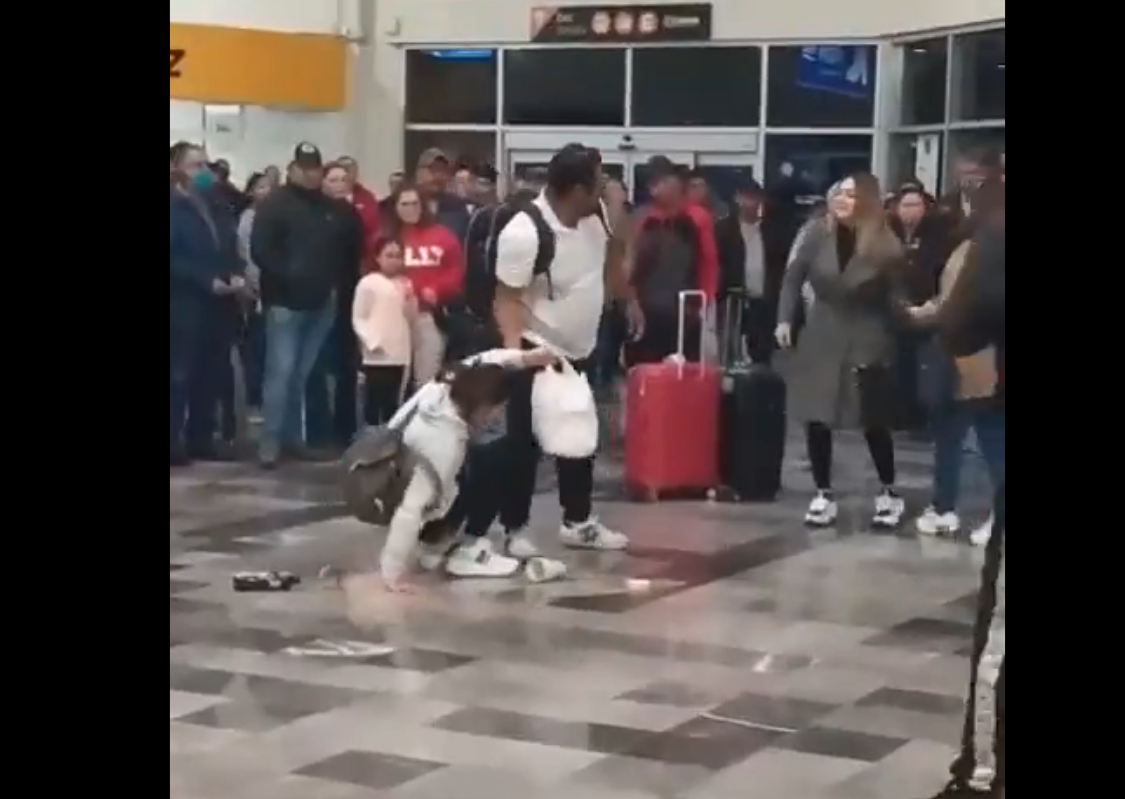 “¿No te da vergüenza?”: mujer cacha a su esposo con amante en aeropuerto de Guanajuato (VIDEO)