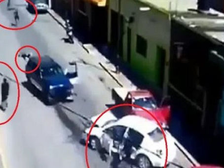 Se "topan" sicarios de grupos rivales; aceleran sus vehículos, chocan de frente y bajan a balearse