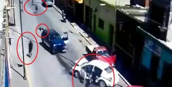 Se "topan" sicarios de grupos rivales; aceleran sus vehículos, chocan de frente y bajan a balearse