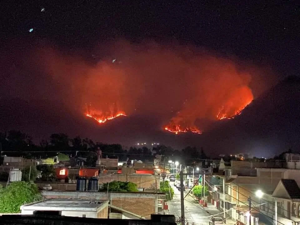 El cerro de Tuxpan lleva 4 días de incendio y se han consumido aproximadamente 400 has. (+Fotos)