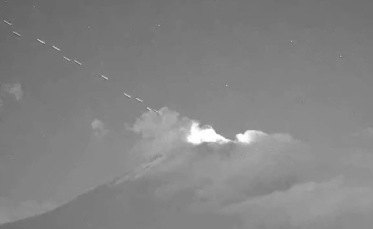 ¿Ovnis en el Popocatépetl? Múltiples luces aparentemente salen del cráter; video se viraliza