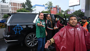 Cuauhtémoc Blanco es increpado; manifestantes le gritan 'asesino' y pintan su camioneta