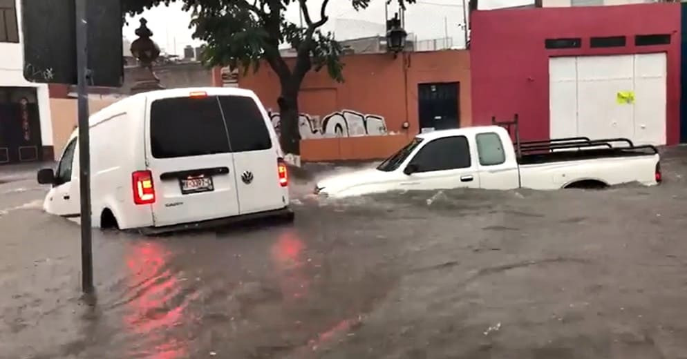 Morenecia: Vehículos se convierten en lanchas esta tarde en el centro de Morelia (+Video)