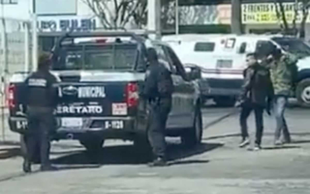 Sujeto armado supera y domina a policías municipales de Querétaro