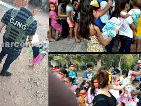 Michoacán: Sicarios son captados entregando juguetes a niños a nombre de un cártel
