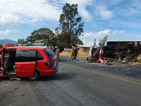 Dos heridos prensados, deja aparatoso choque en la Jacona – Los Reyes