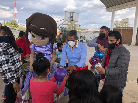 El profesor Amparo realiza labor altruista con niños de zonas vulnerables de Morelia
