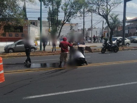 Moreliano es atropellado debajo de un puente peatonal; se debate entre la vida y la muerte