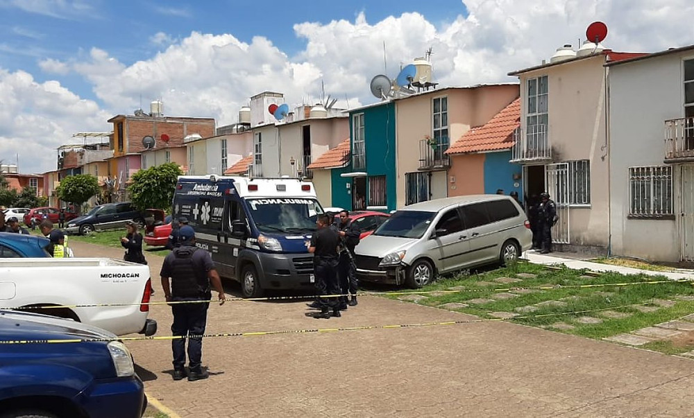 Policía de #Michoacán asesina a su esposa (policía) y compañero, hiere a otro y se suicida