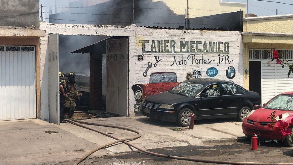 Morelia: 10 vehículos calcinados tras incendio en un taller mecánico