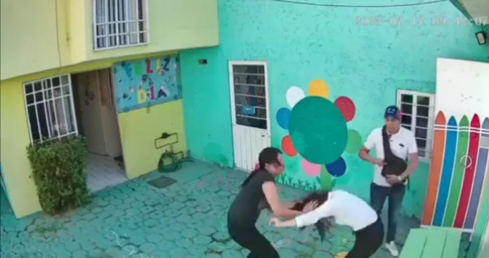 VIDEO FUERTE: La pareja que amenazó y golpeó a maestra en Edomex ya fue detenida