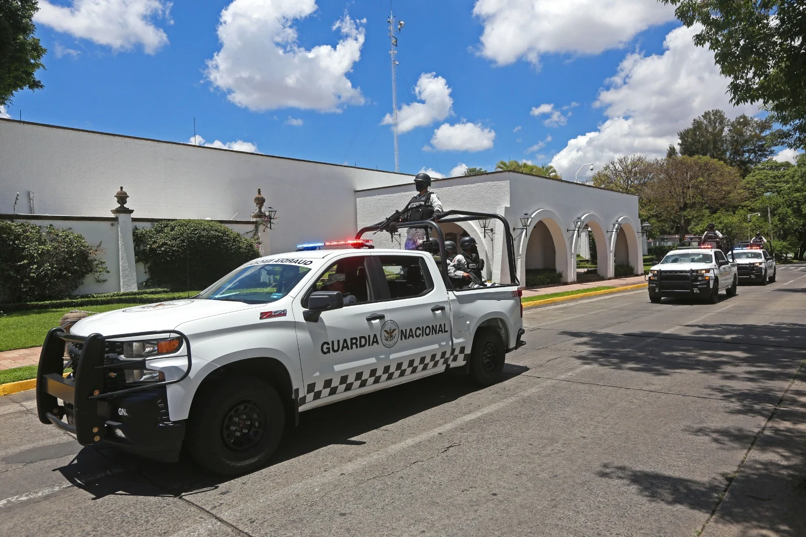 Mujer sufre robo afuera del banco, persigue y arrolla a los ladrones en Guadalajara; le quitaron 160 mil pesos