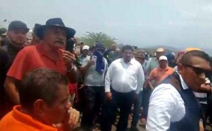 “Aquí, los únicos asesinatos son del Ejército”: Dr. Mireles a pobladores de la Huacana | Video