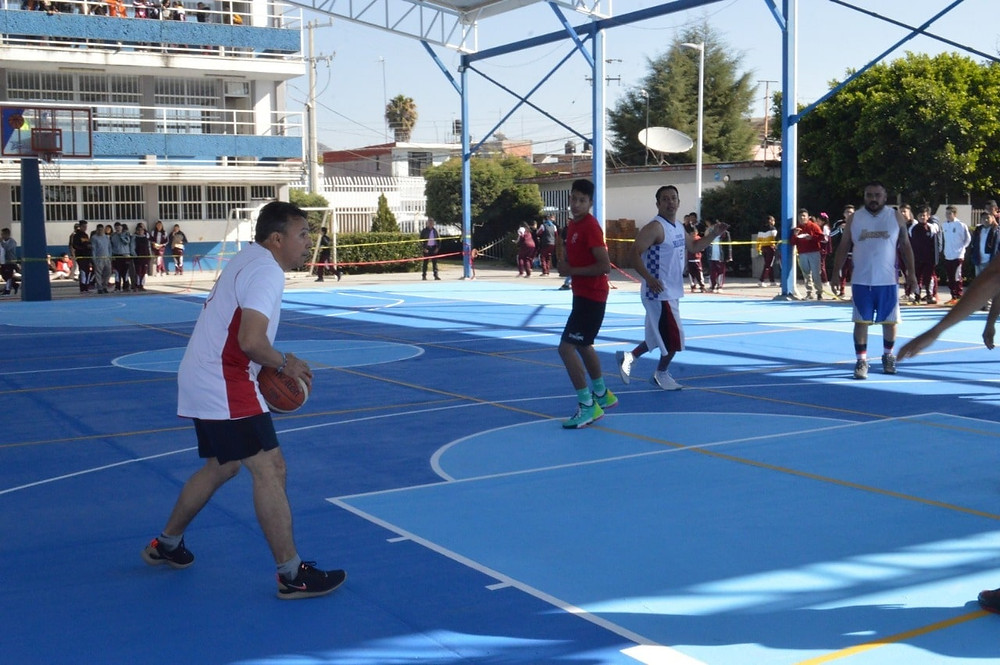 Inauguran rehabilitación de cancha de básquetbol de la Secundaria Técnica 6 de Acámbaro