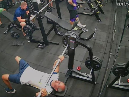 Hombre muere al golpearse con una barra de entrenamiento del gimnasio