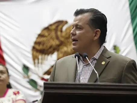 Propone Memo Valencia renovar placas cada diez años en Michoacán
