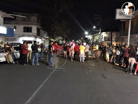 Acaba de pasar: Suv vuelca luego de chocar con auto estacionado en la Av. Michoacán
