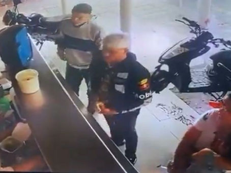 Sicario se hace pasar por cliente para asesinar al dueño de un local y abre fuego contra otro joven presente