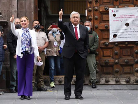 AMLO ya salió a votar entre ‘vivas’ a la democracia