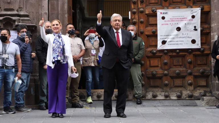 AMLO ya salió a votar entre ‘vivas’ a la democracia