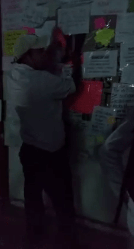 Estudiantes de medicina denuncian que acusados en el "Tendedero del acoso" mandaron quitar papeletas