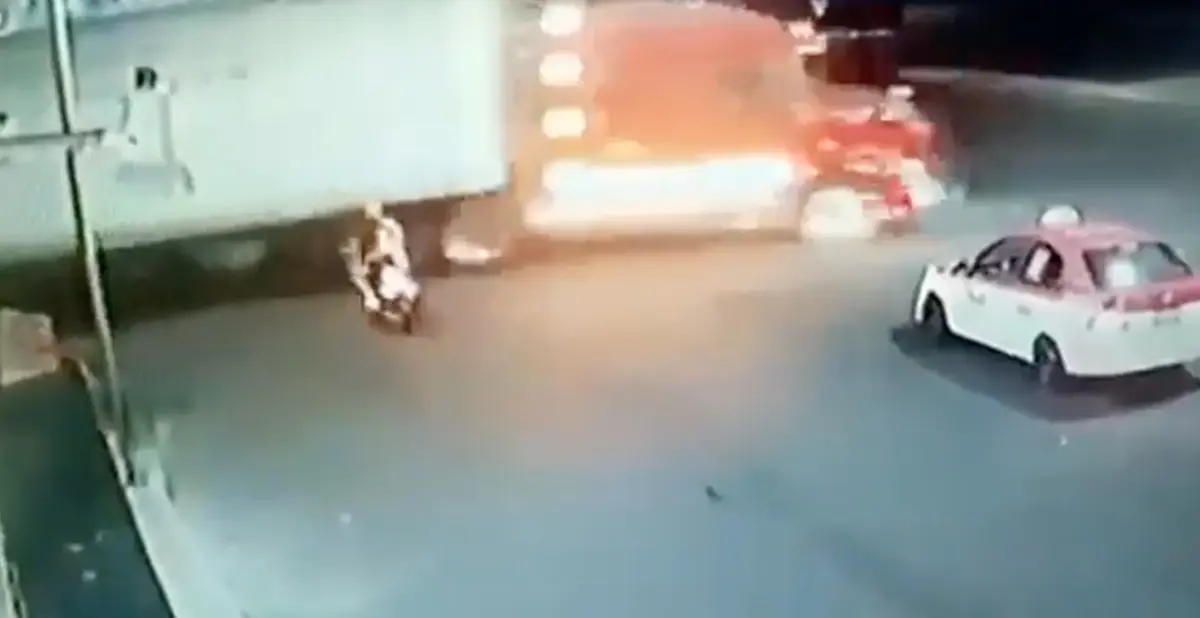 Adolescentes mueren en terrible accidente en moto en CDMX (Video fuerte)