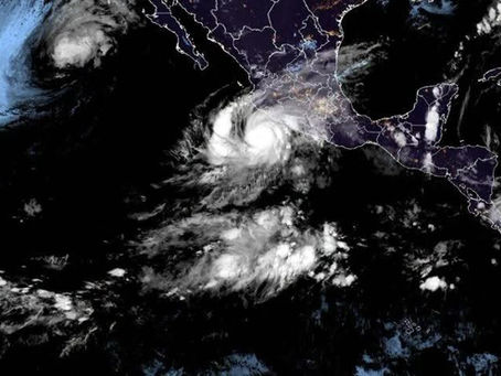 Simon se ha fortalecido rápidamente en un peligroso huracán de categoría 4 en menos de una hora.