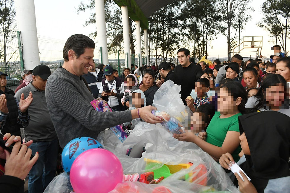 Celebra Alfonso Martínez, Día de Reyes con niñas y niños del Norte de Morelia