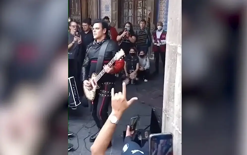 Al ritmo de 'Du hast' sorprende Rammstein con presentación improvisada en el Zócalo | Video