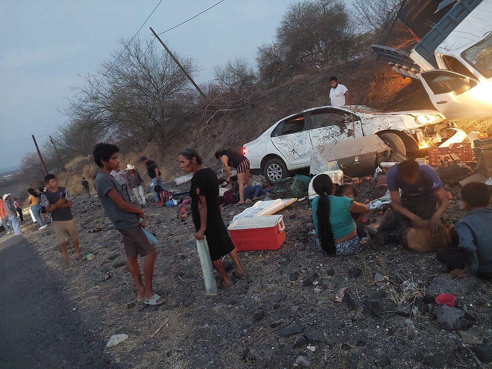 Fuerte accidente esta tarde en la Apatzingán-Cuatro Caminos deja un menor sin vida y varios heridos