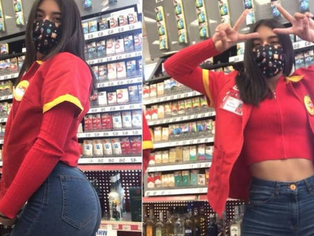 Joven cajera del Oxxo se hace viral con sus fotos y videos