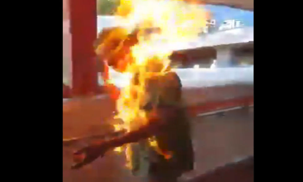 VIDEO: Prenden fuego a un hombre por discutir con manifestantes