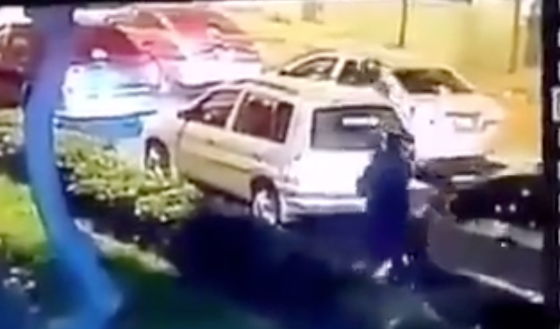 #KarmaMéxico: Asaltante en moto bajo a robar a conductor y este lo recibió de un balazo en la frente