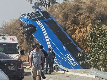 Autobús de pasajeros vuelca en la autopista México-Puebla: hay 4 muertos y 15 heridos