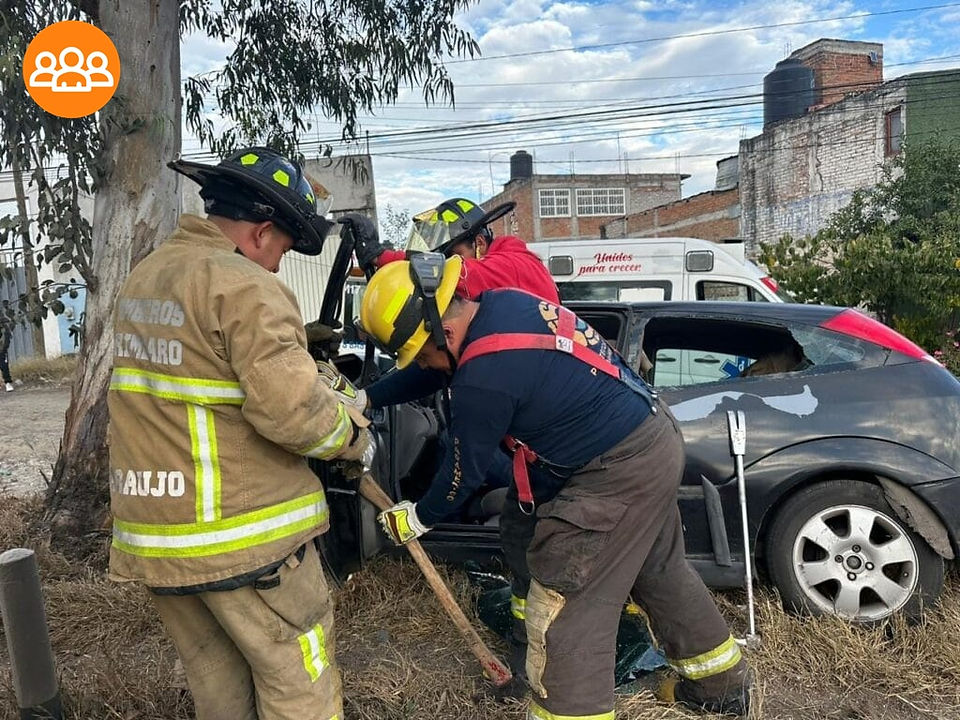 Pareja de abuelitos pierden la vida esta mañana tras estampar su auto contra árbol en Morelia