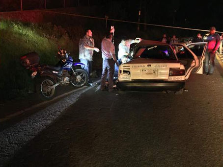 Tras accidente vial entre microbús y taxi, resultan 1 muerto y dos heridos